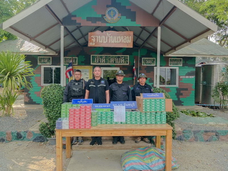 ตรวจพบ "บุหรี่ต่างประเทศ" ซุกอยู่ในโพรงหญ้าป่าลำไย